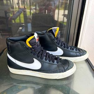Nike Blazer Mid '77 Vintage barely worn, great condition 
US Men’s 7/Women’s 9